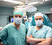 Prof. Dr. Erol Sandalcioglu und PD Dr. Belal Neyazi sowie das OP Team
